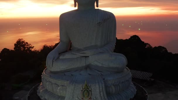 Vista aérea del mirador del Gran Buda al atardecer en la provincia de Phuket, Tailandia — Vídeos de Stock