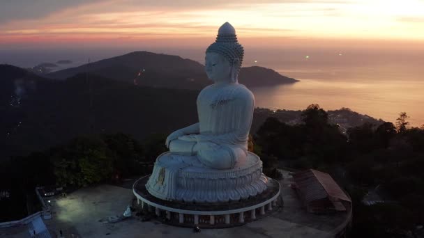 Veduta aerea del punto di vista di Big Buddha al tramonto nella provincia di Phuket, Thailandia — Video Stock