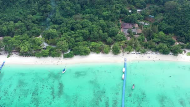 Coral ilha, koh He, praia e barcos na província de Phuket, Tailândia — Vídeo de Stock