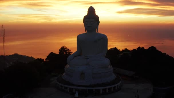Αεροφωτογραφία του Big Buddha άποψη κατά το ηλιοβασίλεμα στην επαρχία Πουκέτ, Ταϊλάνδη — Αρχείο Βίντεο
