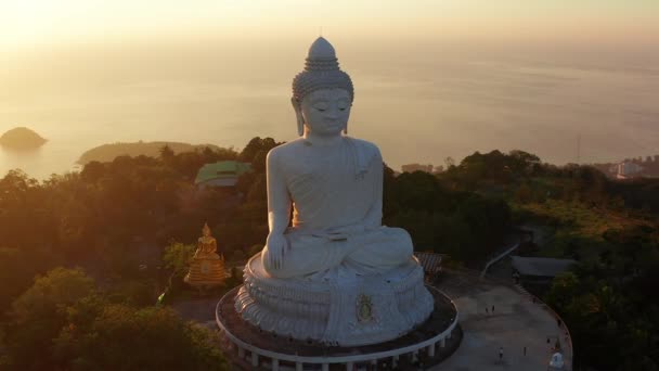 Luchtfoto van Big Buddha standpunt bij zonsondergang in Phuket provincie, Thailand — Stockvideo