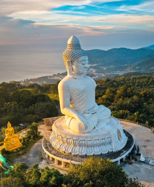 Luftaufnahme des Big Buddha Aussichtspunktes bei Sonnenuntergang in der Provinz Phuket, Thailand — Stockfoto