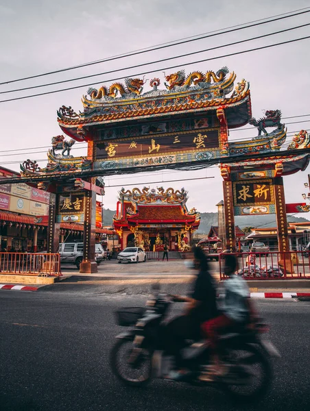 Китайский храм и святыня в Старом городе Пхукета, Таиланд — стоковое фото