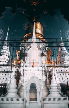 Wat-Suan-Dok 'taki bir grup pagoda. Tayland, Chiang Mai 'deki ünlü tapınak.