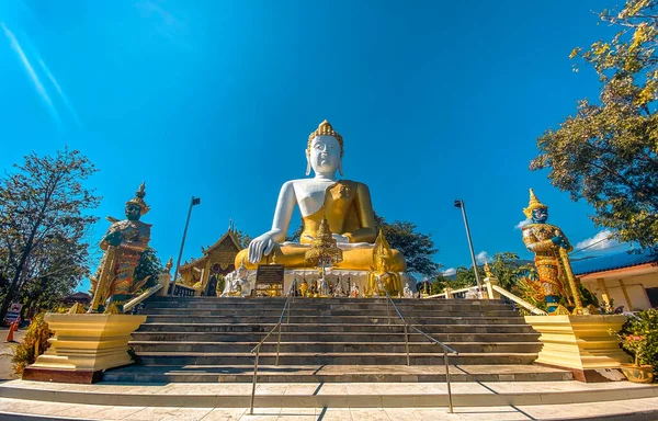 Wat Phrathat Doi Kham, Buddha-Pagode und goldene Chedi in Chiang Mai, Thailand — Stockfoto