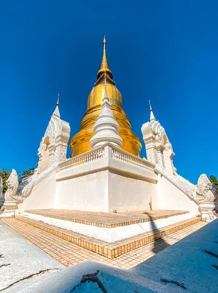 Wat-Suan-Dok 'taki bir grup pagoda. Tayland, Chiang Mai 'deki ünlü tapınak.