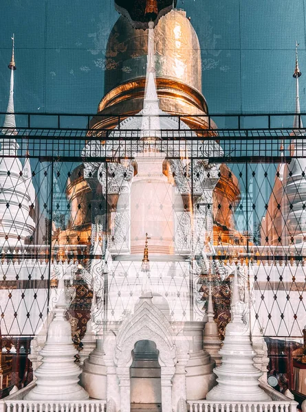 Egy csoport pagoda Wat-Suan-Dok-ban. híres templom Chiang Mai, Thaiföld — Stock Fotó