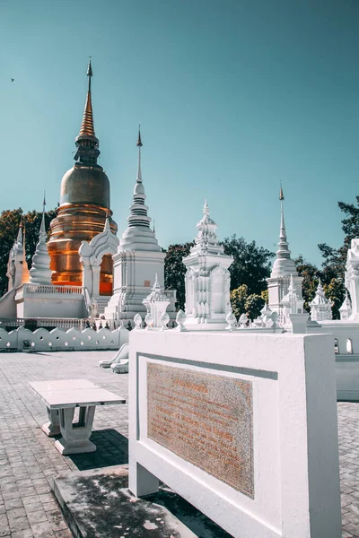 Wat-Suan-Dok 'taki bir grup pagoda. Tayland, Chiang Mai 'deki ünlü tapınak.