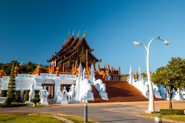 泰国清迈皇家公园Rajapruek植物园和亭子 — 图库照片