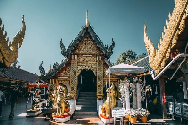 Ват Пратхат Дой Кхам, пагода Будды и золотой чеди в Чианге, Таиланд — стоковое фото