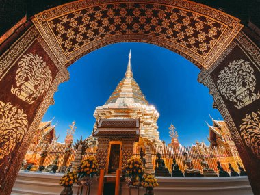  Chiang Mai, Tayland 'daki Wat Phra Doi Suthep tapınağının havadan görünüşü