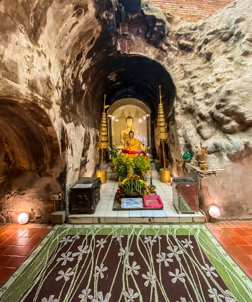 Cafe 39, Wat Umong yeraltı tapınağı ve Chiang Mai, Tayland 'daki tüneller.