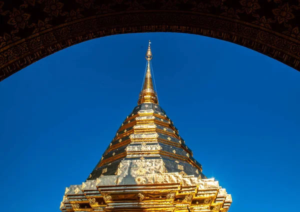 Вид с воздуха на храм Ват Пхра Дои Сутеп в Чиангмае, Таиланд — стоковое фото