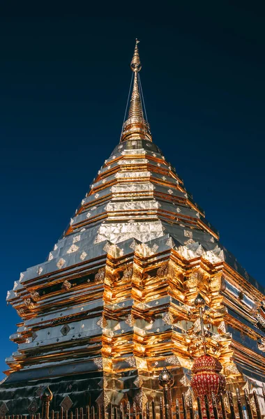 Veduta aerea del tempio di Wat Phra That Doi Suthep a Chiang Mai, Thailandia — Foto Stock