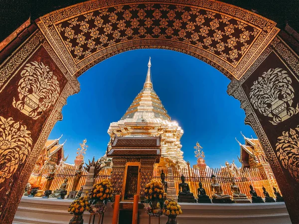Вид с воздуха на храм Ват Пхра Дои Сутеп в Чиангмае, Таиланд — стоковое фото
