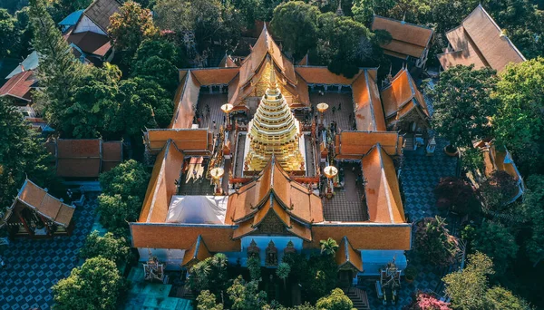  Chiang Mai, Tayland 'daki Wat Phra Doi Suthep tapınağının havadan görünüşü