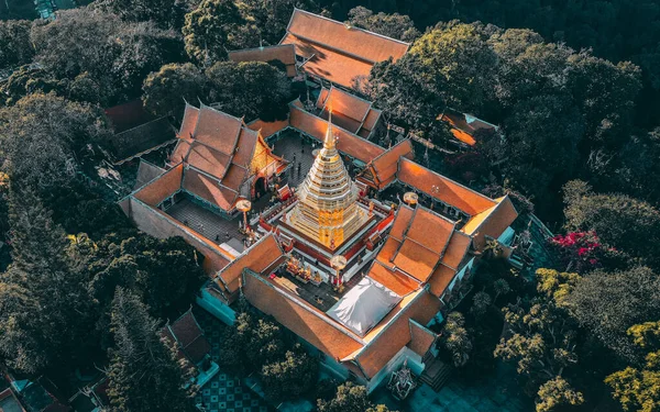  Chiang Mai, Tayland 'daki Wat Phra Doi Suthep tapınağının havadan görünüşü