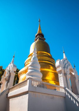 Wat-Suan-Dok 'taki bir grup pagoda. Tayland, Chiang Mai 'deki ünlü tapınak.