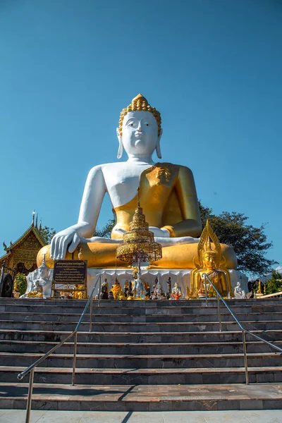 Wat Phrathat Doi Kham, Buddha-Pagode und goldene Chedi in Chiang Mai, Thailand — Stockfoto