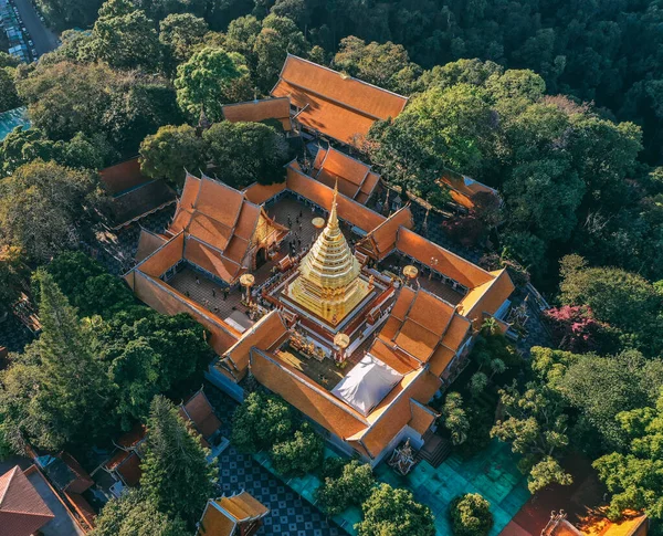  Chiang Mai, Tayland 'daki Wat Phra Doi Suthep tapınağının havadan görünüşü