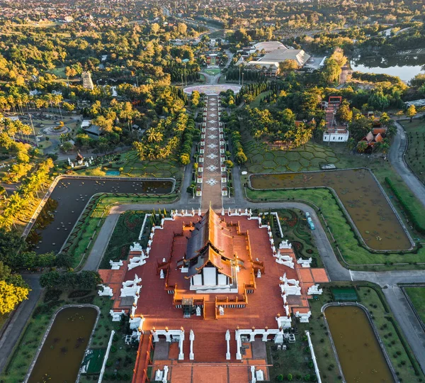 Vista aérea do Royal Park Rajapruek, jardim botânico e pavilhão em Chiang Mai, Tailândia — Fotografia de Stock