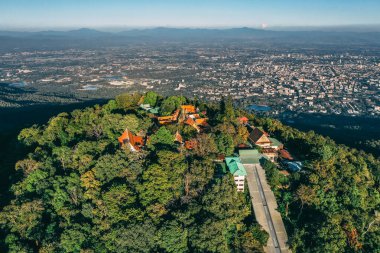  Chiang Mai, Tayland 'daki Wat Phra Doi Suthep tapınağının havadan görünüşü