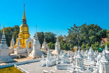 Wat-Suan-Dok 'taki bir grup pagoda. Tayland, Chiang Mai 'deki ünlü tapınak.