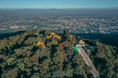  Chiang Mai, Tayland 'daki Wat Phra Doi Suthep tapınağının havadan görünüşü