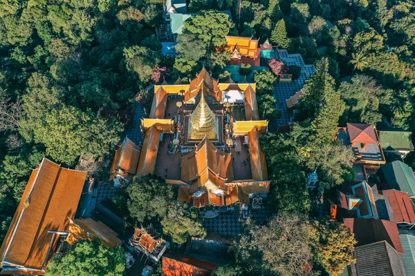 Vista aérea del templo de Wat Phra That Doi Suthep en Chiang Mai, Tailandia —  Fotos de Stock