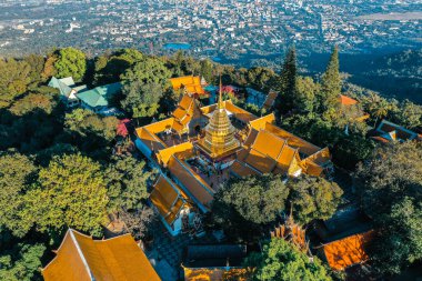  Chiang Mai, Tayland 'daki Wat Phra Doi Suthep tapınağının havadan görünüşü