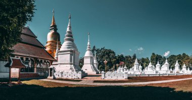 Wat-Suan-Dok 'taki bir grup pagoda. Tayland, Chiang Mai 'deki ünlü tapınak.