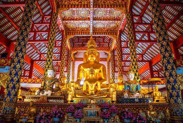 Groupe de pagodes à Wat-Suan-Dok. célèbre temple à Chiang Mai, Thaïlande — Photo
