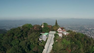  Chiang Mai, Tayland 'daki Wat Phra Doi Suthep tapınağının havadan görünüşü