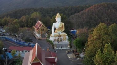 Wat Phrathat Doi Kham, Buddha pagoda ve Chiang Mai, Tayland 'da altın çadırı