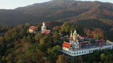 Wat Phrathat Doi Kham, Buddha pagoda ve Chiang Mai, Tayland 'da altın çadırı