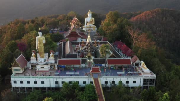Vue aérienne de Wat Phrathat Doi Kham, pagode de Bouddha et chedi d'or à Chiang Mai, Thaïlande — Video