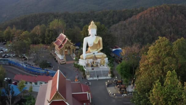 Vista aérea de Wat Phrathat Doi Kham, Buda pagode e chedi dourado em Chiang Mai, Tailândia — Vídeo de Stock
