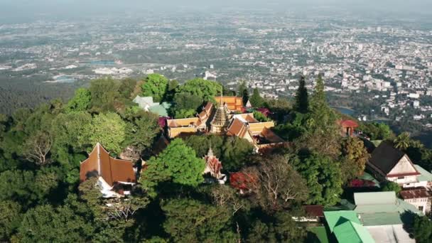 Vista aérea del templo de Wat Phra That Doi Suthep en Chiang Mai, Tailandia — Vídeos de Stock