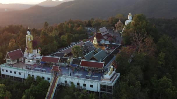 チエンマイ、タイのワット・プラタ土井カム、仏像塔と黄金のチェディの空中ビュー — ストック動画