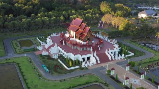 Вид з повітря Royal Park Rajapruek, ботанічний сад і павільйон у Чіангмай, Таїланд — стокове відео
