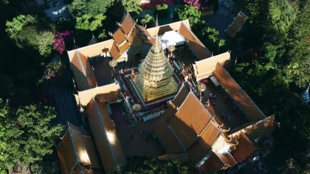 Vista aérea del templo de Wat Phra That Doi Suthep en Chiang Mai, Tailandia — Vídeo de stock