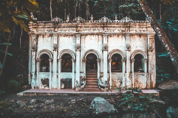 Wat Pha Lat veya Wat Palad, ormandaki eski tapınak, Chiang Mai, Tayland