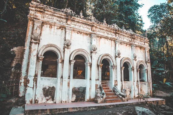Wat Pha Lat veya Wat Palad, ormandaki eski tapınak, Chiang Mai, Tayland