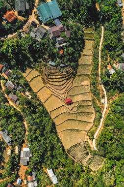 Ban Huai Hom Hristiyan alemi, ormandaki köy ve vadi Mae Hong Son, Tayland