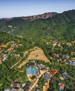 Ban Huai Hom Hristiyan alemi, ormandaki köy ve vadi Mae Hong Son, Tayland