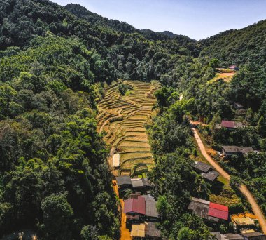 Ban Huai Hom Hristiyan alemi, ormandaki köy ve vadi Mae Hong Son, Tayland