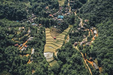 Ban Huai Hom Hristiyan alemi, ormandaki köy ve vadi Mae Hong Son, Tayland