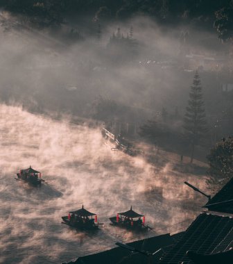 Ban Rak thai 'de gün doğumuyla birlikte Mae Hong Son, Tayland' da bir göl kenarında Çin köyü.