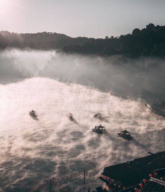 Ban Rak thai 'de gün doğumuyla birlikte Mae Hong Son, Tayland' da bir göl kenarında Çin köyü.