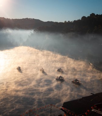 Ban Rak thai 'de gün doğumuyla birlikte Mae Hong Son, Tayland' da bir göl kenarında Çin köyü.